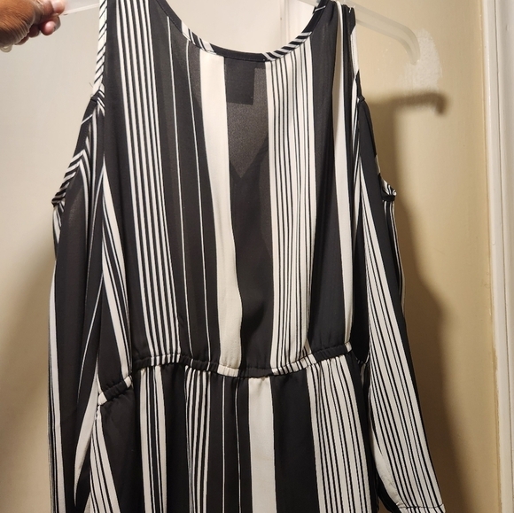 Black and white blouse - Picture 2 of 7